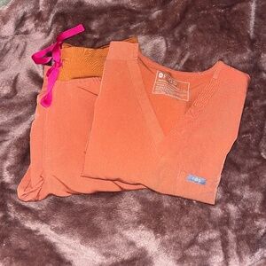 Woman’s Terracotta Figs Scrubs